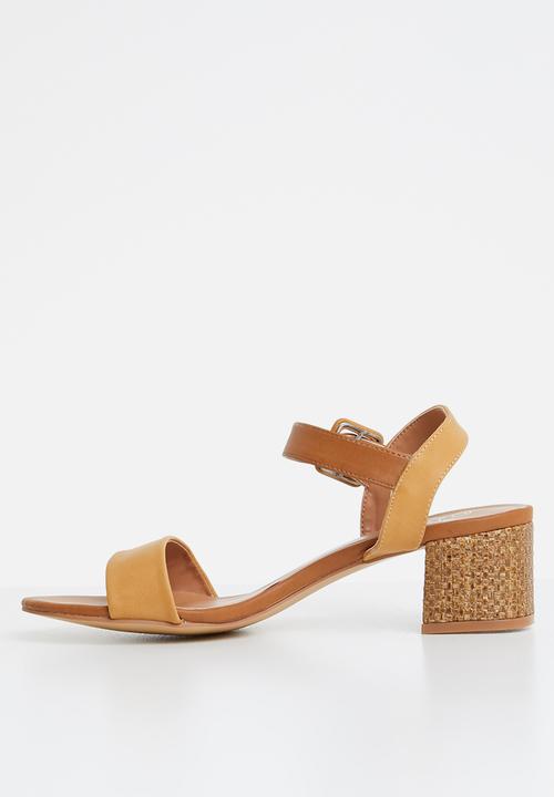 Butterfly Feet - Ankle strap heels - tan