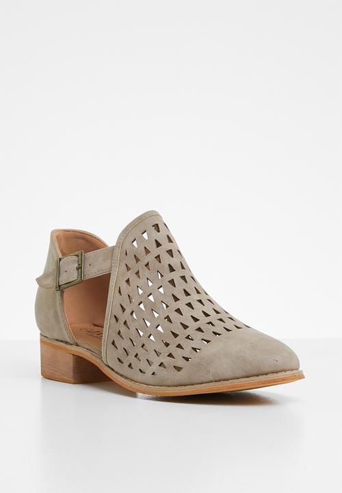 Jada - Laser cut flat ankle boot - brown
