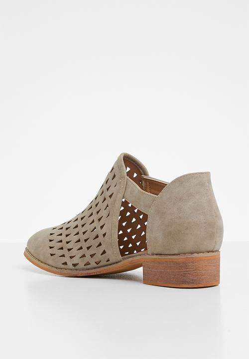 Jada - Laser cut flat ankle boot - brown