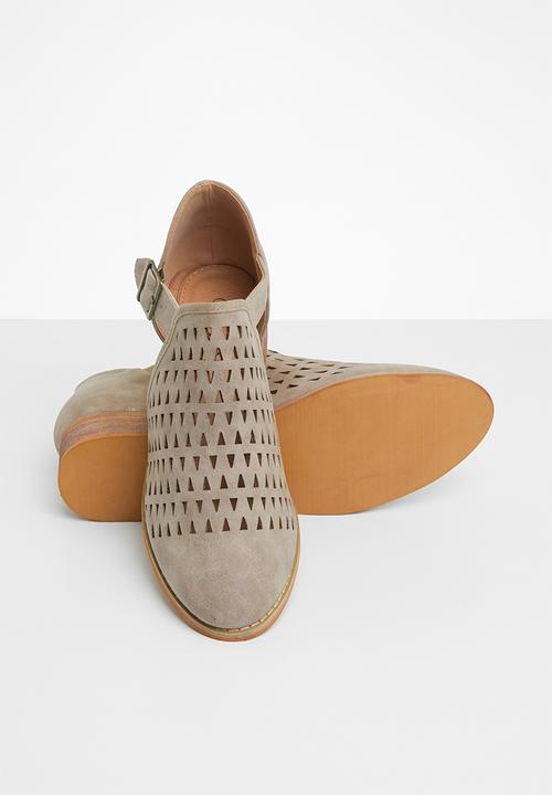Jada - Laser cut flat ankle boot - brown