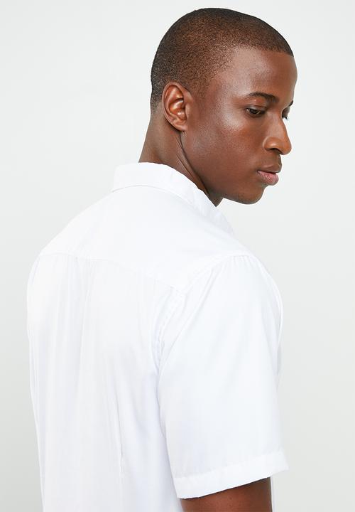 STYLE REPUBLIC - Essential slim fit short sleeve shirt - white