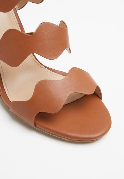 Plum - Laser cut heel - tan