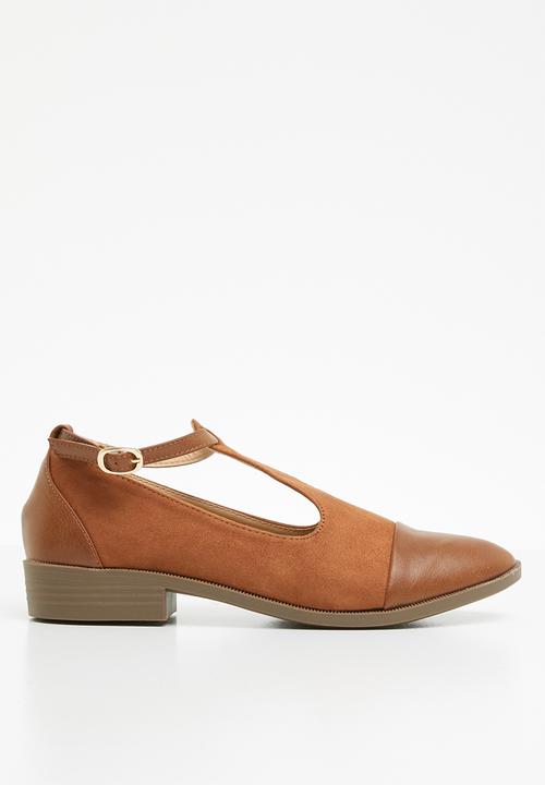 flat pointed pumps