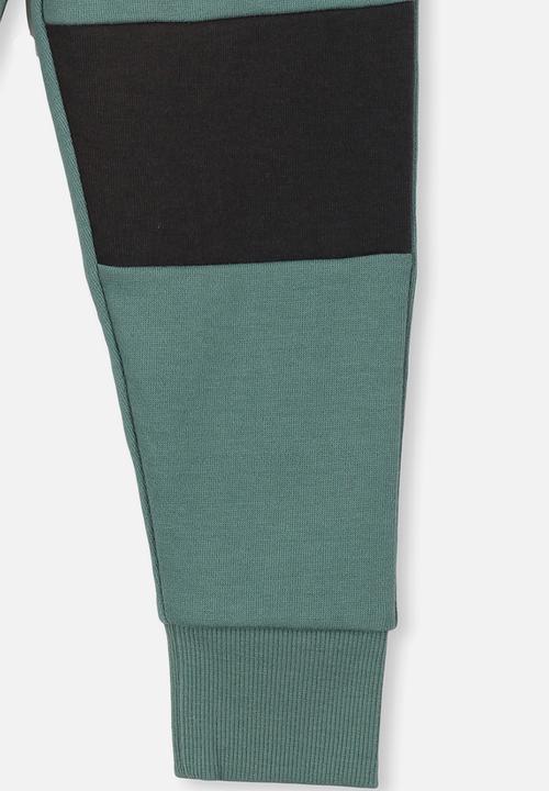 Cotton On - Leo trackpant - green and black
