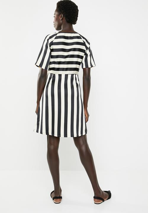 Jacqueline de Yong - Faye short sleeve dress - black & cream