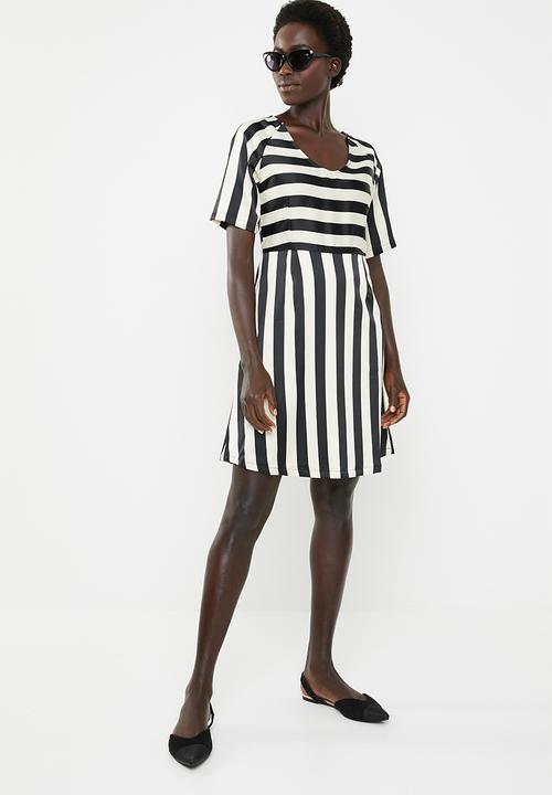 Jacqueline de Yong - Faye short sleeve dress - black & cream