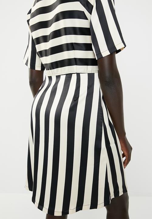 Jacqueline de Yong - Faye short sleeve dress - black & cream