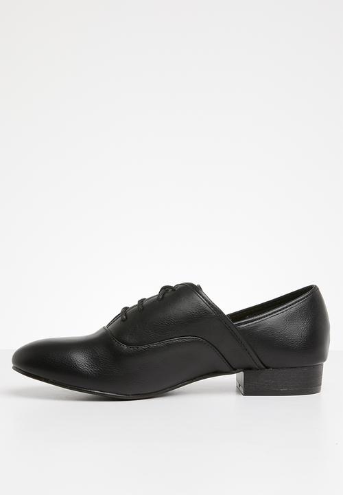 Superbalist - Reese brogue - black