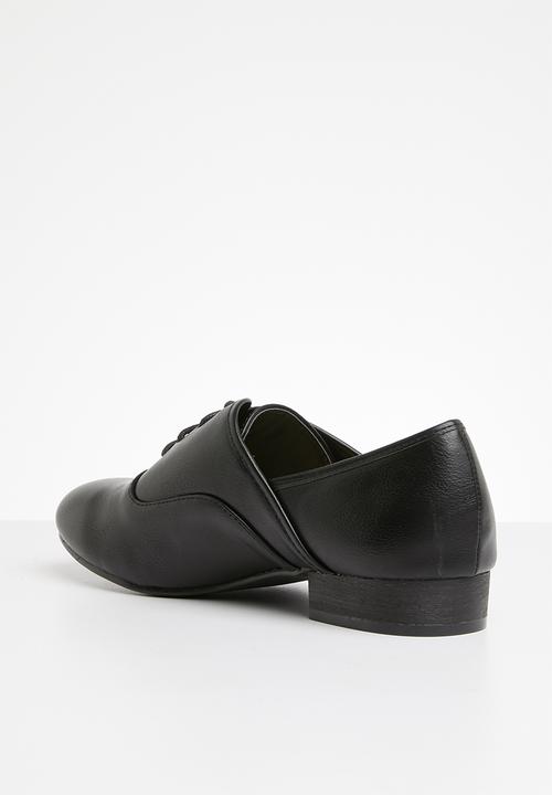 Superbalist - Reese brogue - black