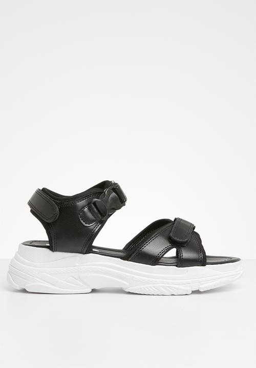 chunky black flip flops