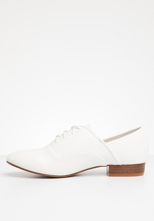 Superbalist - Reese brogue - white