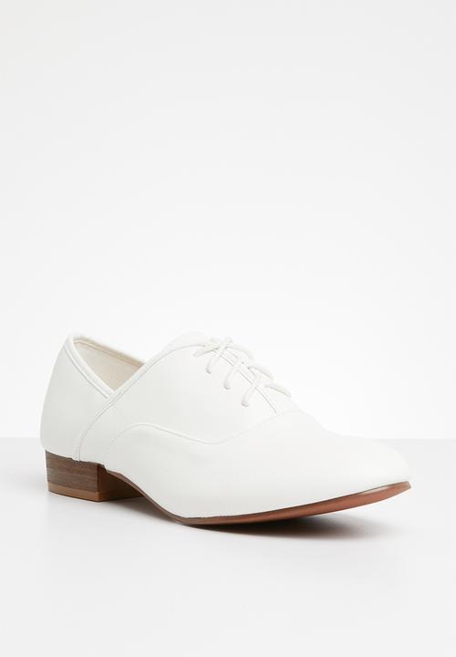 Superbalist - Reese brogue - white