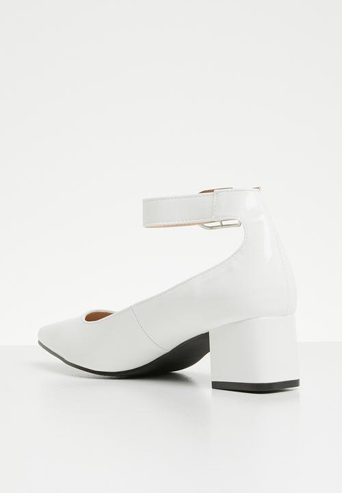 Superbalist - Clara buckle detail court - white