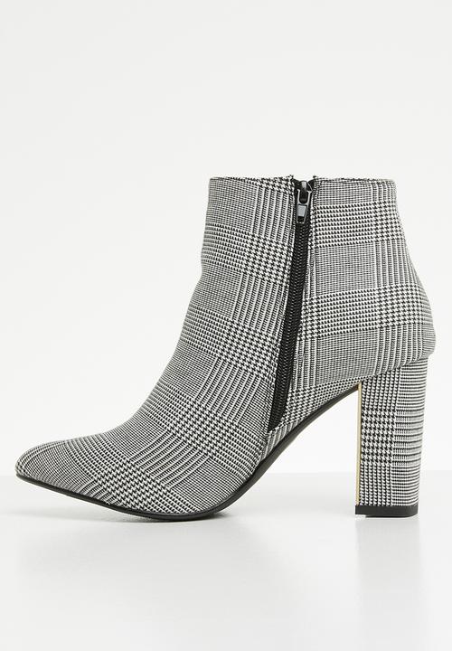 Miss Black - Milla boot - black & white