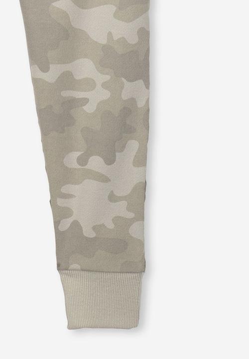 Cotton On - Lewis camouflage trackpant - green