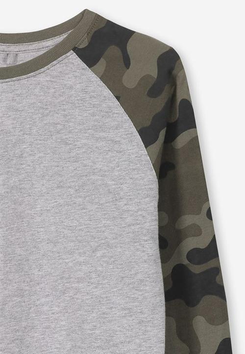 Cotton On - Tom long sleeve camouflage raglan tee - grey & green