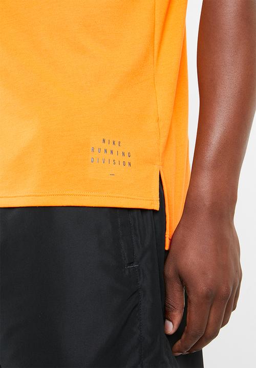 Nike - Breathe rise 365 top short sleeve top - orange & black