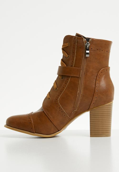 Jada - Lace up block heel boot - tan