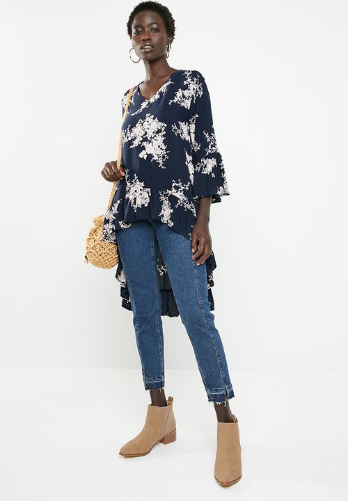 Revenge - Floral dip hem fluted sleeve top - navy
