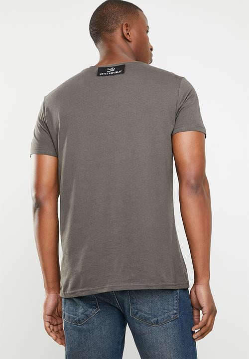 STYLE REPUBLIC - Printed chest pocket tee - grey