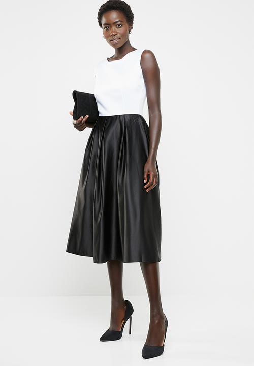 edit - Fit and flare dress with round neckline - black & white