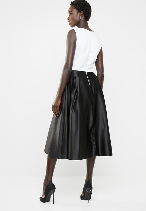 edit - Fit and flare dress with round neckline - black & white