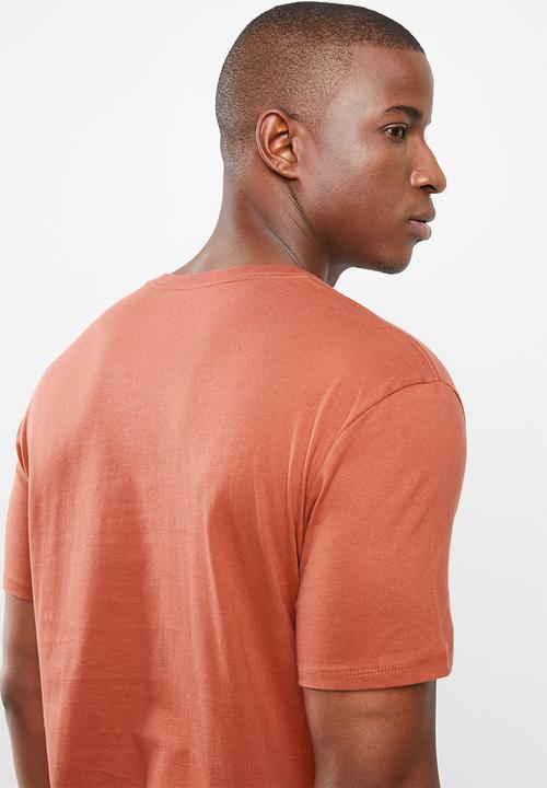 GUESS - Short sleeve core triangle tee - red