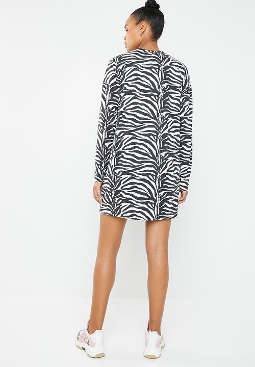 Missguided - Oversized long sleeve front T-shirt dress - black & white