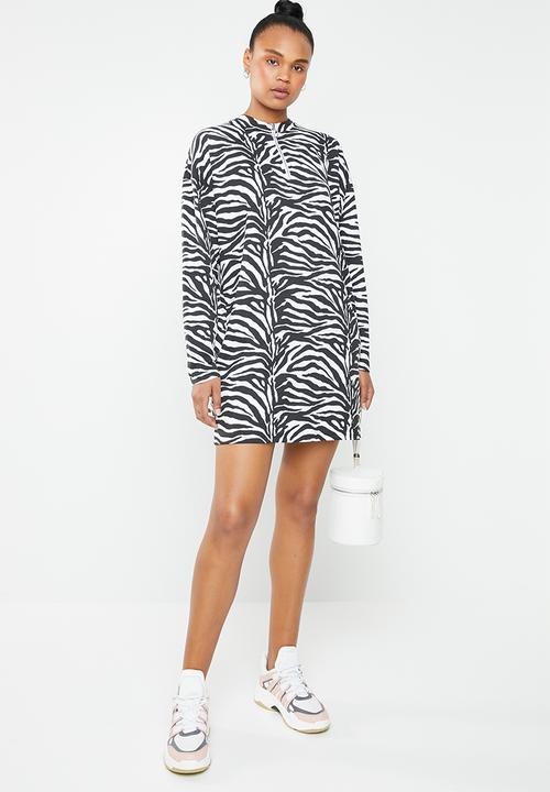 Missguided - Oversized long sleeve front T-shirt dress - black & white
