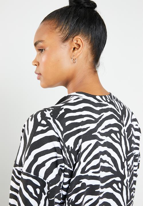 Missguided - Oversized long sleeve front T-shirt dress - black & white