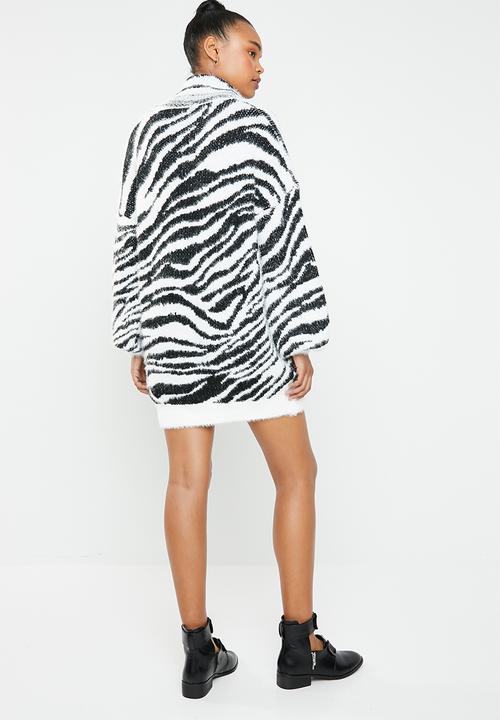 Missguided - Premium roll neck zebra jumper dress - white & black