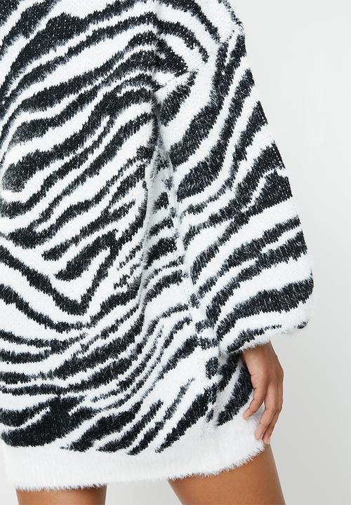 Missguided - Premium roll neck zebra jumper dress - white & black