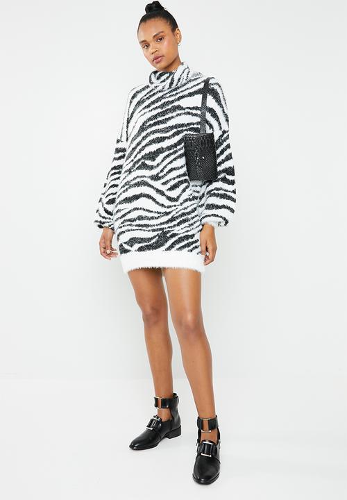 Missguided - Premium roll neck zebra jumper dress - white & black