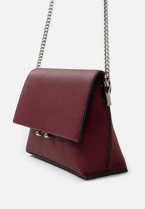 MANGO - Pebbled chain bag - burgundy