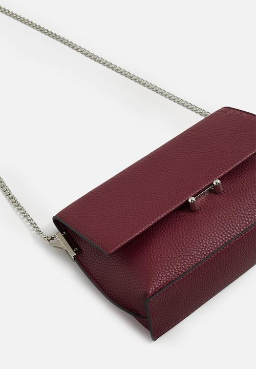 MANGO - Pebbled chain bag - burgundy
