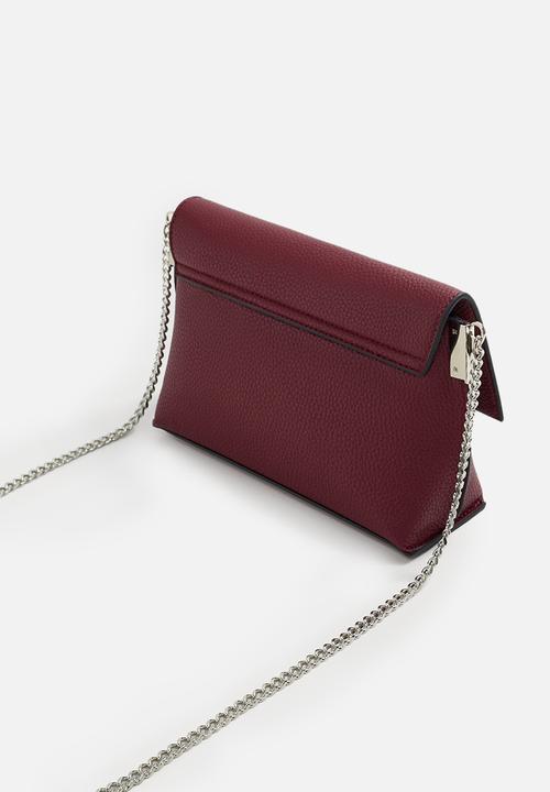 MANGO - Pebbled chain bag - burgundy
