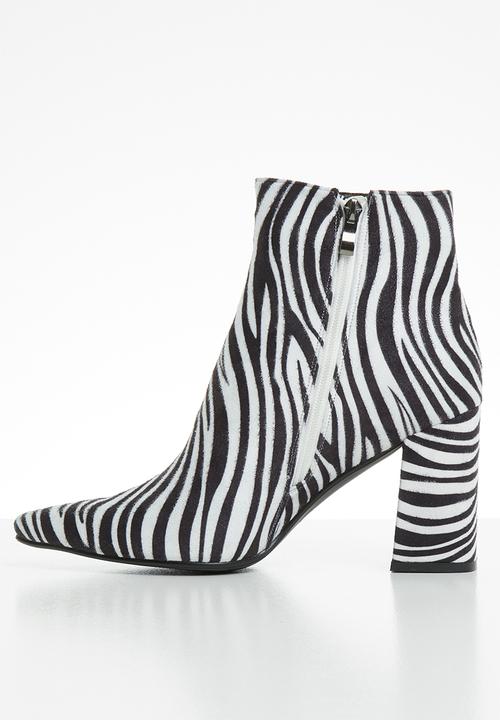 Public Desire - Hollie ankle boot - white & black