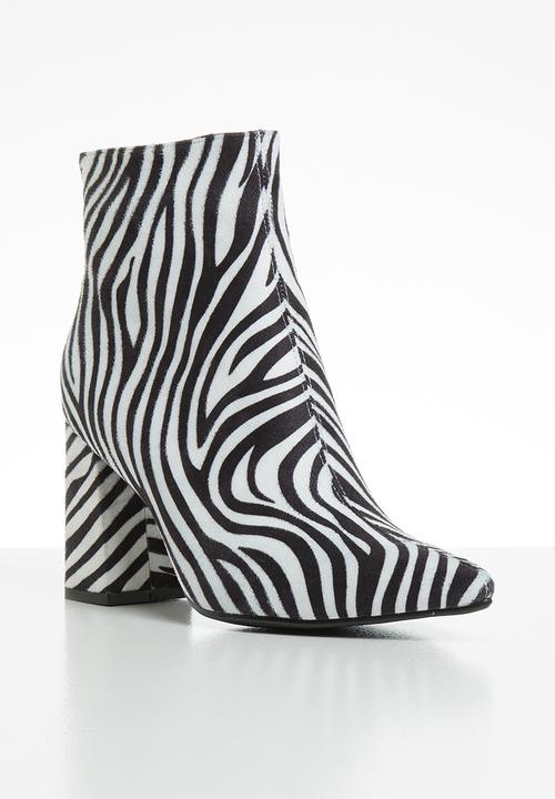 Public Desire - Hollie ankle boot - white & black