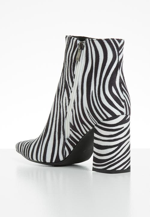 Public Desire - Hollie ankle boot - white & black