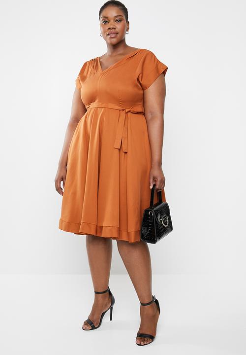 AMANDA LAIRD CHERRY - Plus size mia v neck dress - brown