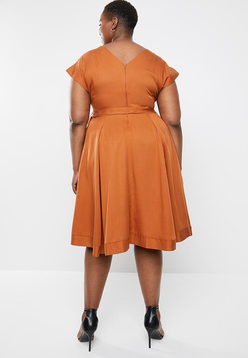 AMANDA LAIRD CHERRY - Plus size mia v neck dress - brown