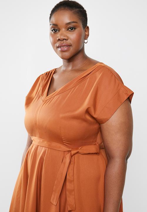 AMANDA LAIRD CHERRY - Plus size mia v neck dress - brown