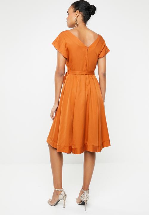 AMANDA LAIRD CHERRY - Mia V-neck knee length dress - burnt orange 