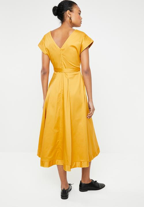 AMANDA LAIRD CHERRY - Zweli cotton sateen V-neck dress - yellow 