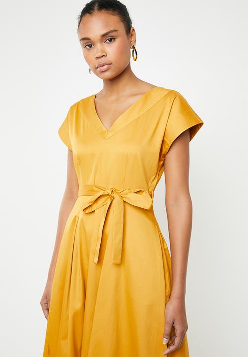 AMANDA LAIRD CHERRY - Zweli cotton sateen V-neck dress - yellow 