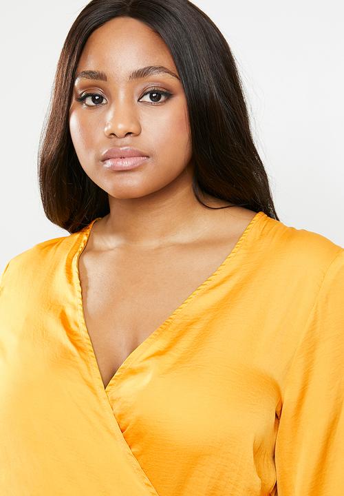 Missguided - Curve satin wrap over ruched side dress - yellow