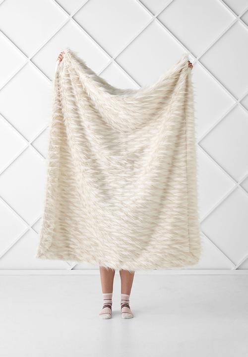 Linen House - Lyanna faux fur throw - cream
