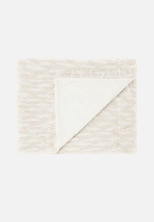 Linen House - Lyanna faux fur throw - cream