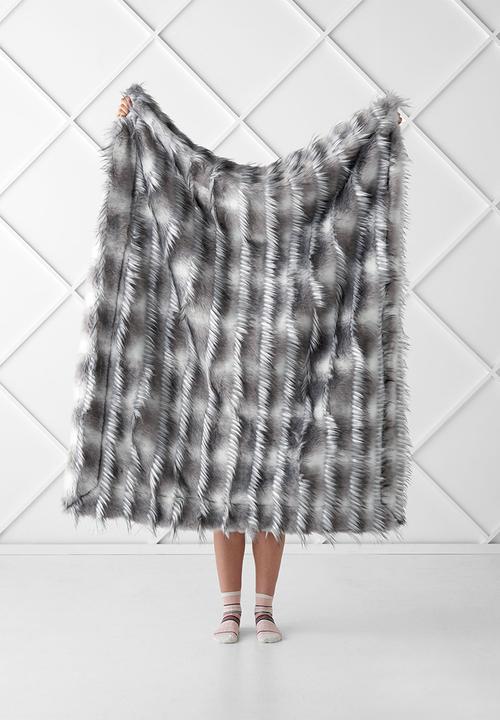Linen House - Merle faux fur throw - grey