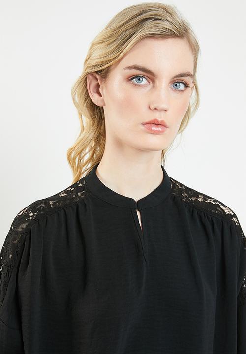 Vero Moda - Paula blouse with lace shoulder - black